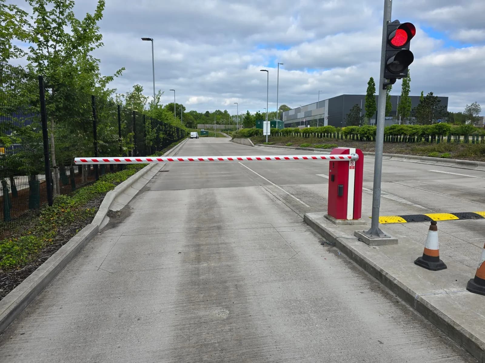 Rising-arm barrier with traffic-light control on a two-way site access road
